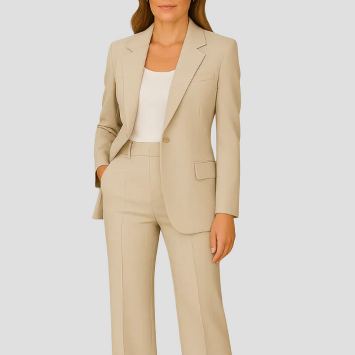 Femme en tailleur beige sable sur un haut blanc, blazer à un bouton et pantalon assorti 7