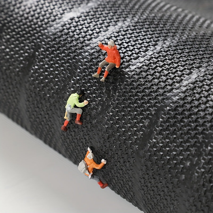 Envers du tapis à la trame serrée et texturée, sur lequel de petites figurines d'alpinistes grimpent comme sur une paroi. 7