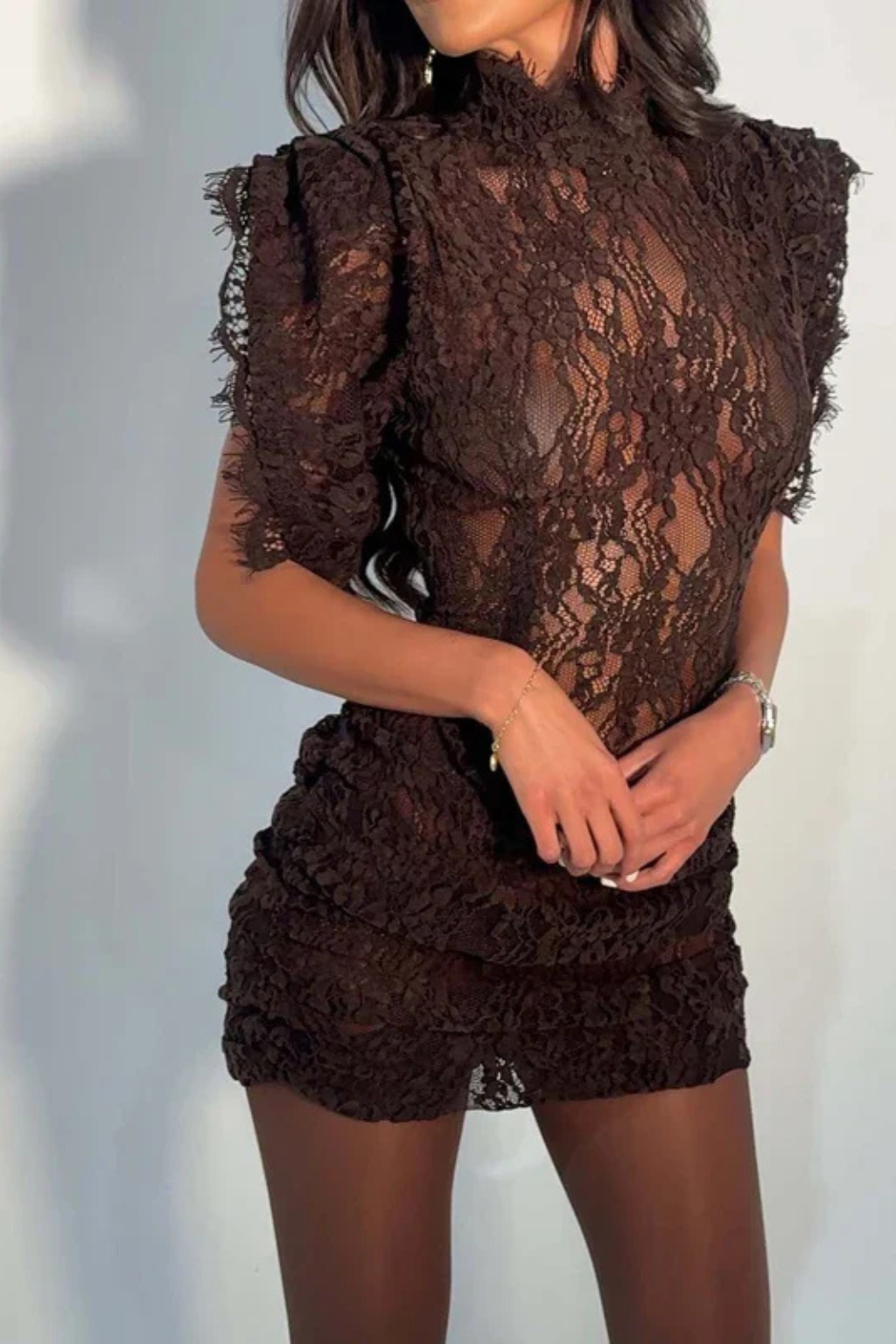 Vue de trois quarts en buste de la version marron, dentelle texturée, épaules à volants et jupe froncée 7
