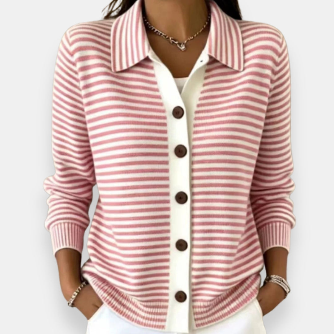 Gilet à rayures roses et blanches porté par une femme, col chemise rayé, cinq boutons marron et bord côtelé. 4