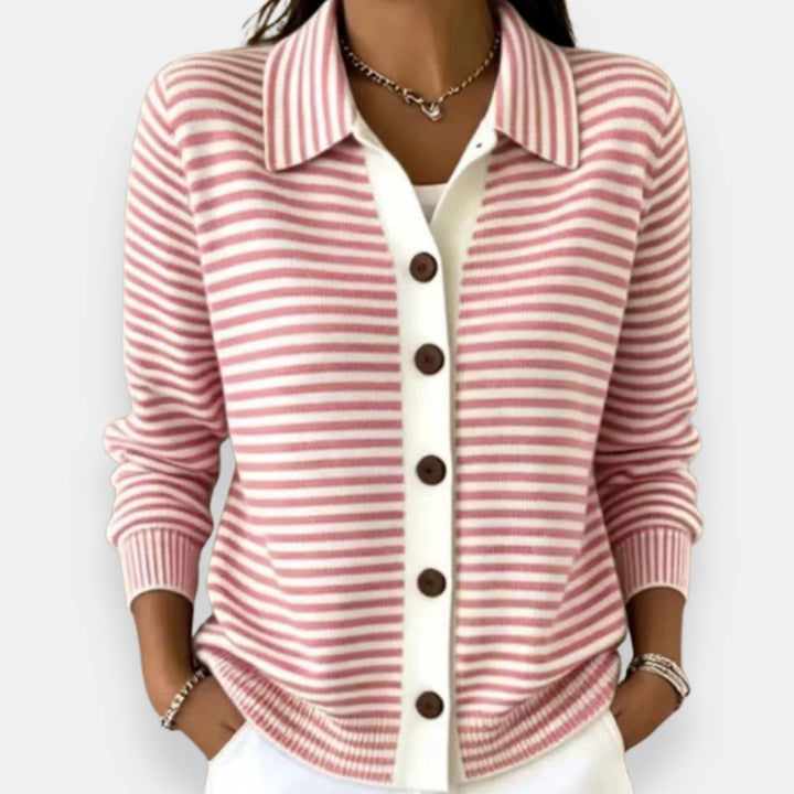 Gilet à rayures roses et blanches porté par une femme, col chemise rayé, cinq boutons marron et bord côtelé. 4