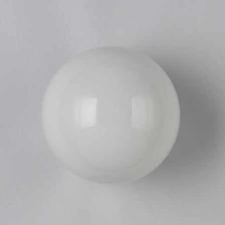 Sphère en verre opale blanc brillant vue de face sur fond gris clair, éteinte 17