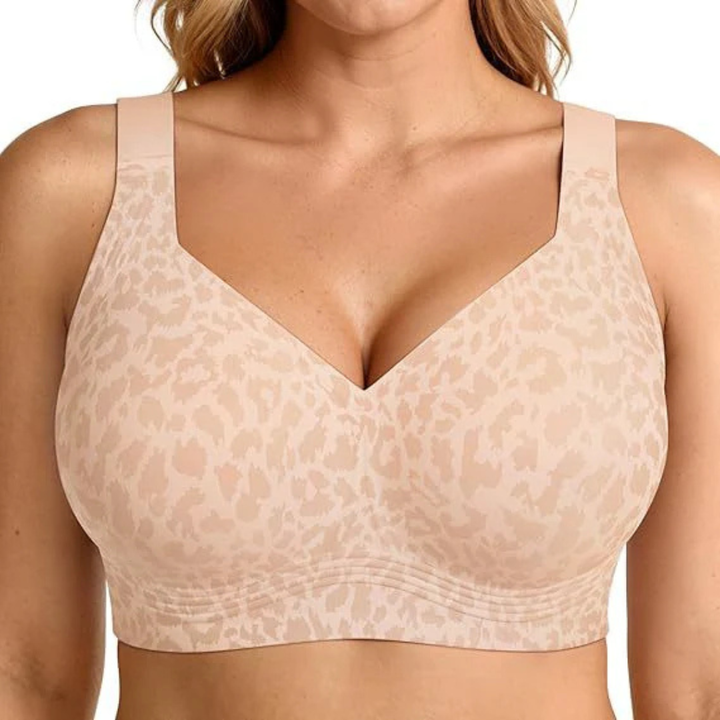 Soutien-gorge beige à motif léopard tonal, porté de face par une mannequin 9