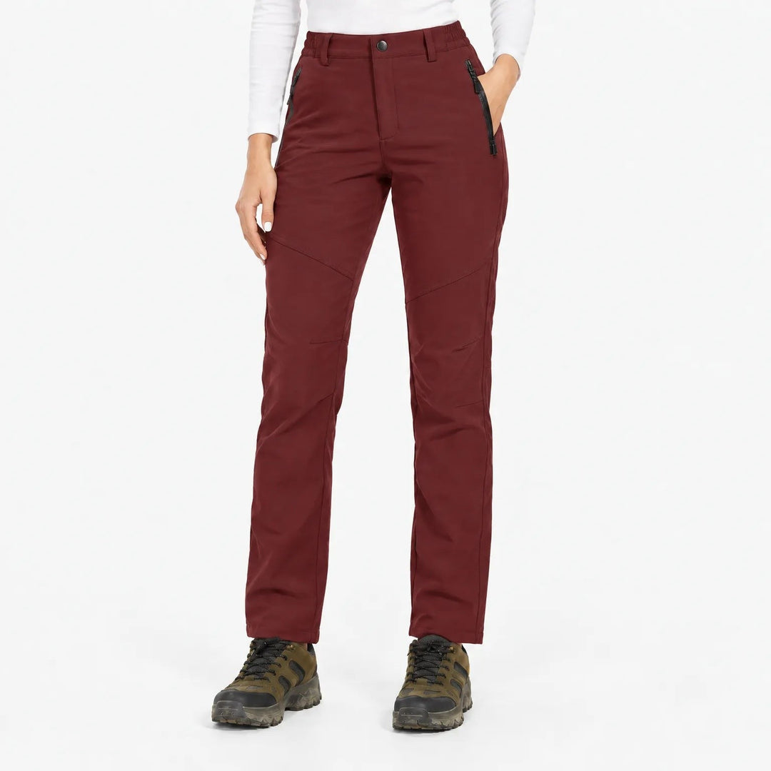 Pantalon bordeaux porté de face par une mannequin sur fond blanc, poche zippée visible 4