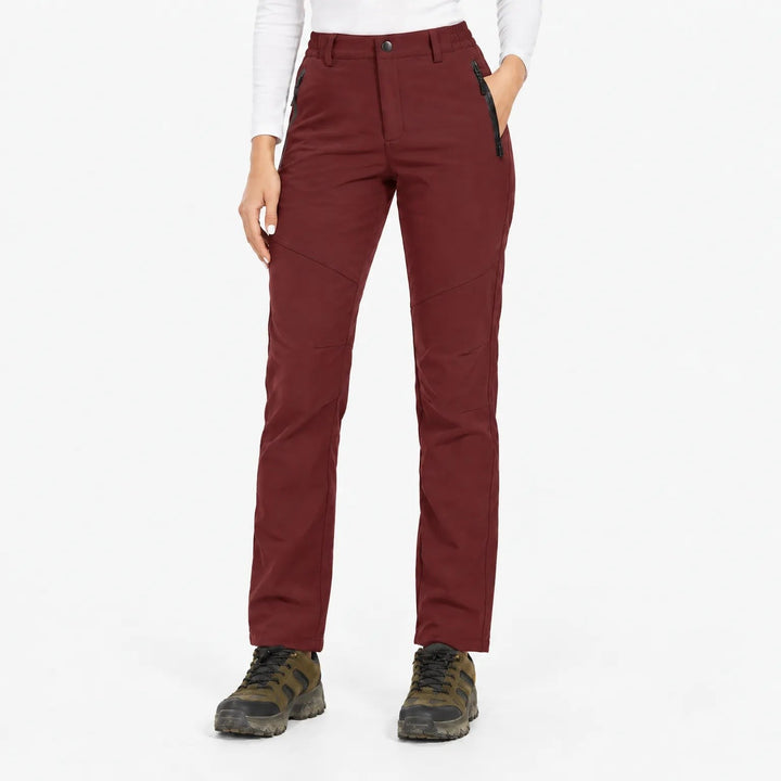 Pantalon bordeaux porté de face par une mannequin sur fond blanc, poche zippée visible 4