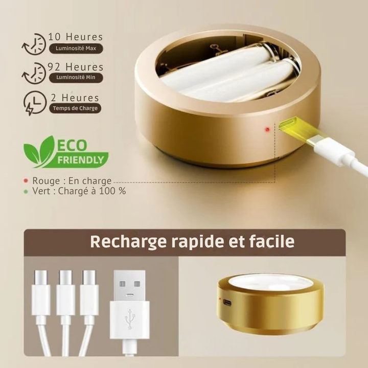 Lampe dorée ouverte montrant ses piles rechargeables, câble USB branché et voyant de charge allumé 3