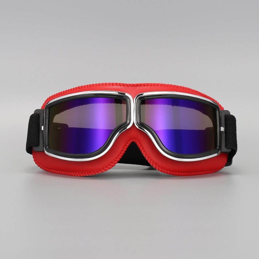 Lunettes à contour rouge vif avec verres miroir violet irisé, monture chromée et sangle élastique noire. 12