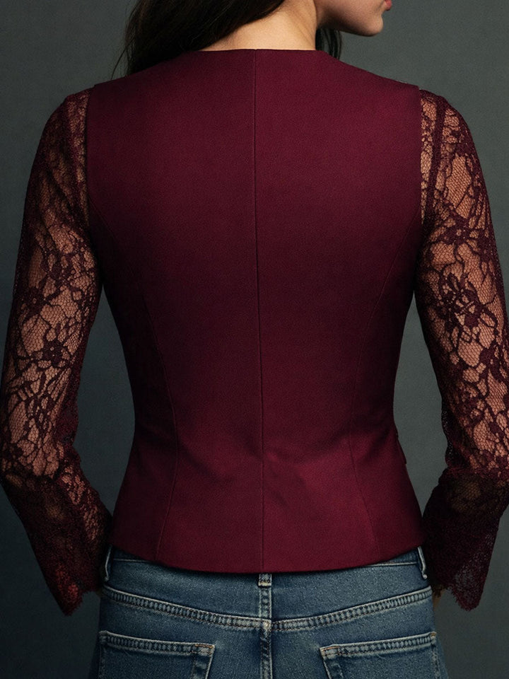 Dos de la version bordeaux, manches en dentelle assortie, portée avec un jean 14