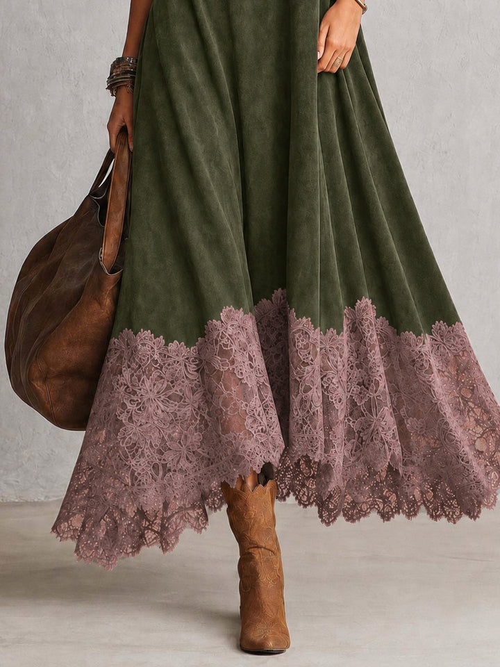 Détail de la dentelle rose poudré sur l'ourlet de la robe vert kaki 16