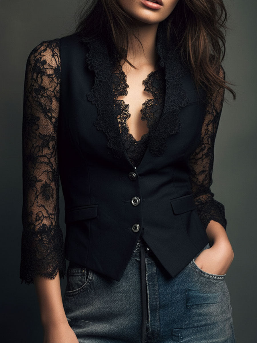 Veste noire cintrée portée en cadrage plus large, dentelle aux manches, une main dans la poche 8