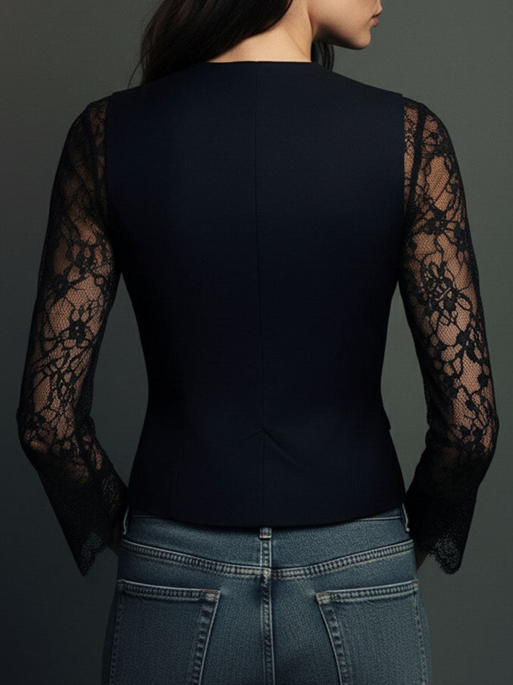 Dos de la veste noire unie, coupe cintrée, manches en dentelle transparente, jean bleu 12