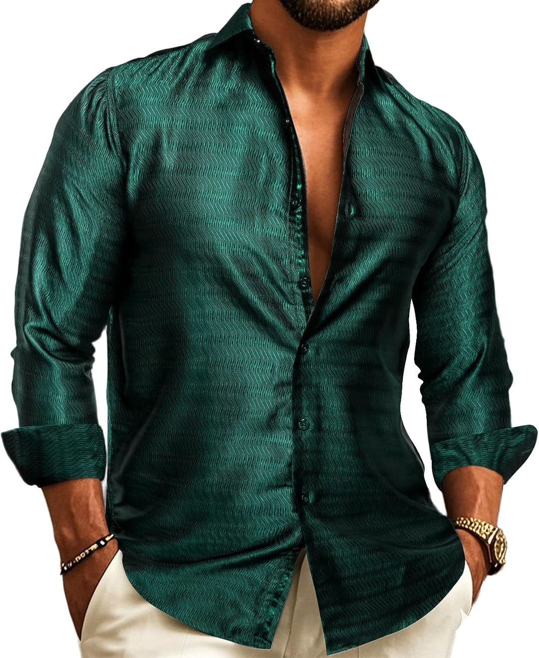Chemise jacquard vert sapin à motif ondulé en relief, portée col ouvert par un homme. 13