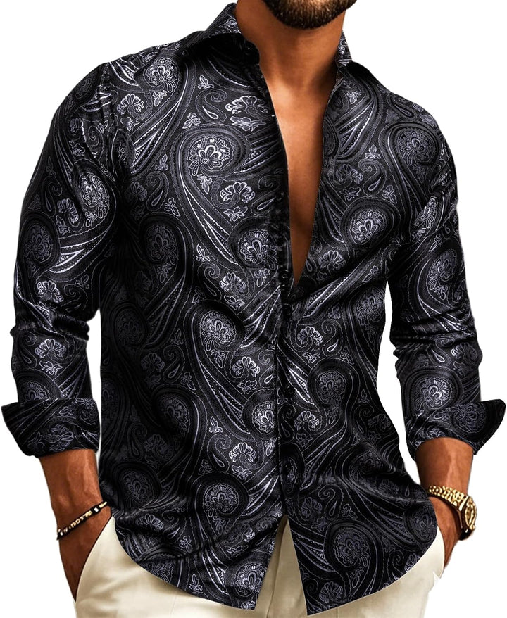 Gros plan sur la chemise jacquard noire à motif cachemire gris argenté, portée col ouvert. 11