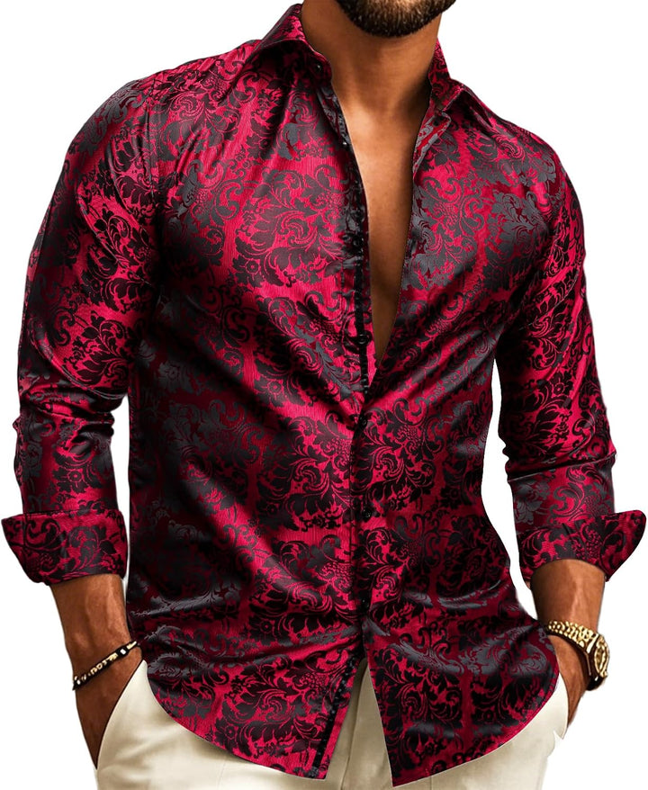 Gros plan sur la chemise jacquard rouge et noire à motif floral baroque, portée col ouvert. 6