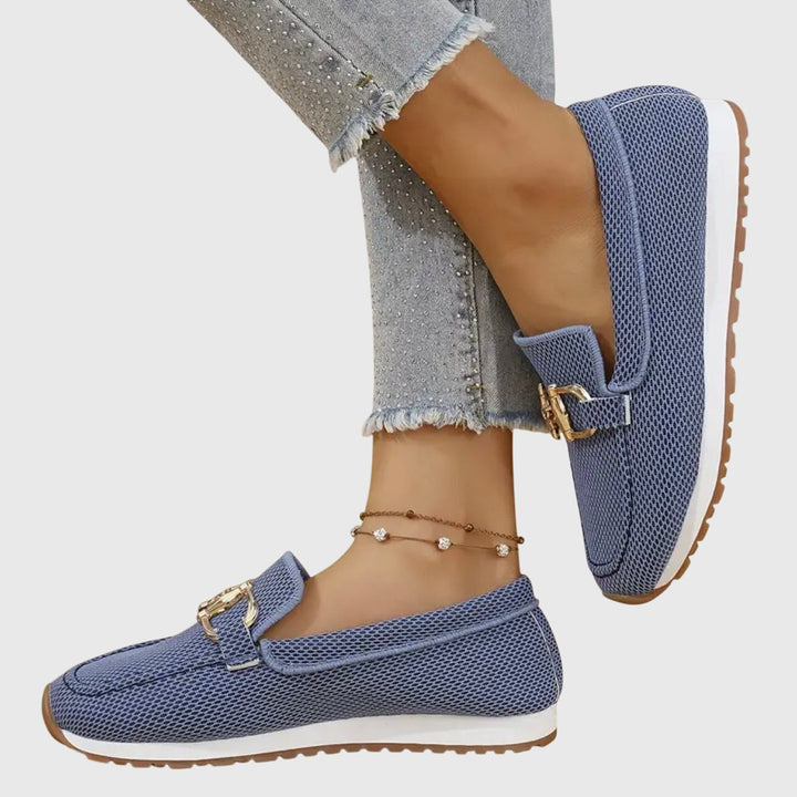 Pieds levés portant les mocassins bleus, vue de profil sur la maille et la semelle 7