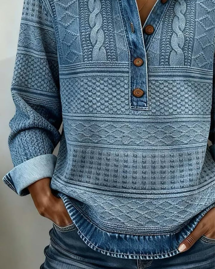 Gros plan du buste bleu : demi-boutonnage, torsades et motifs en relief, bas effet denim 2