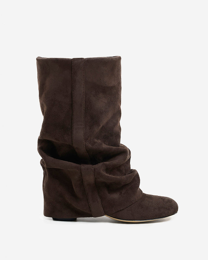 Botte chocolat en effet daim vue de profil sur fond blanc, tige froncée, bout rond et talon caché. 1