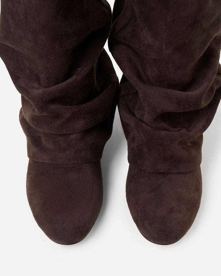 Vue de dessus des deux bottes chocolat, bouts ronds et plis souples de la tige en daim. 5