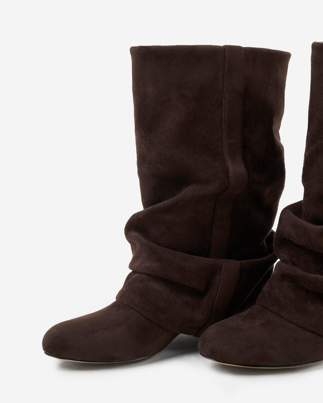 Détail des bottes chocolat sur fond blanc : texture veloutée, plis de la tige, bout rond et semelle fine. 6