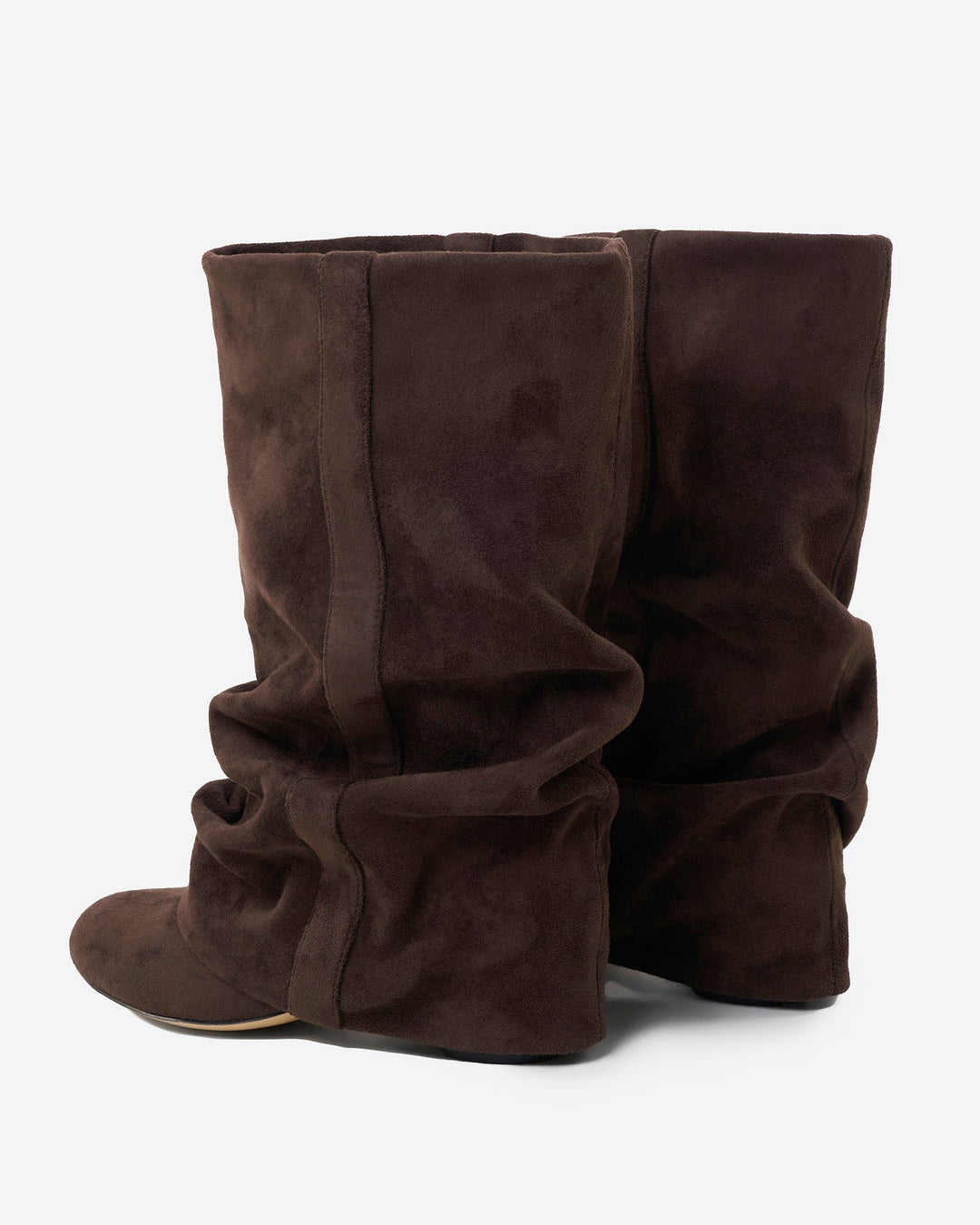 Paire de bottes chocolat vue de trois quarts arrière, montrant les plis de la tige et le talon rond. 3