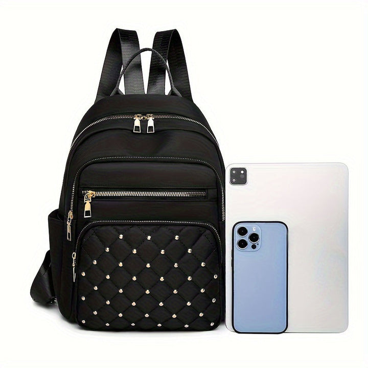 Sac à dos noir posé à côté d'une tablette et d'un smartphone pour comparer la taille 19
