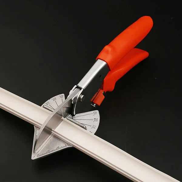 Ciseaux posés sur un profilé blanc sur fond noir, prêts à effectuer une coupe d'angle 6