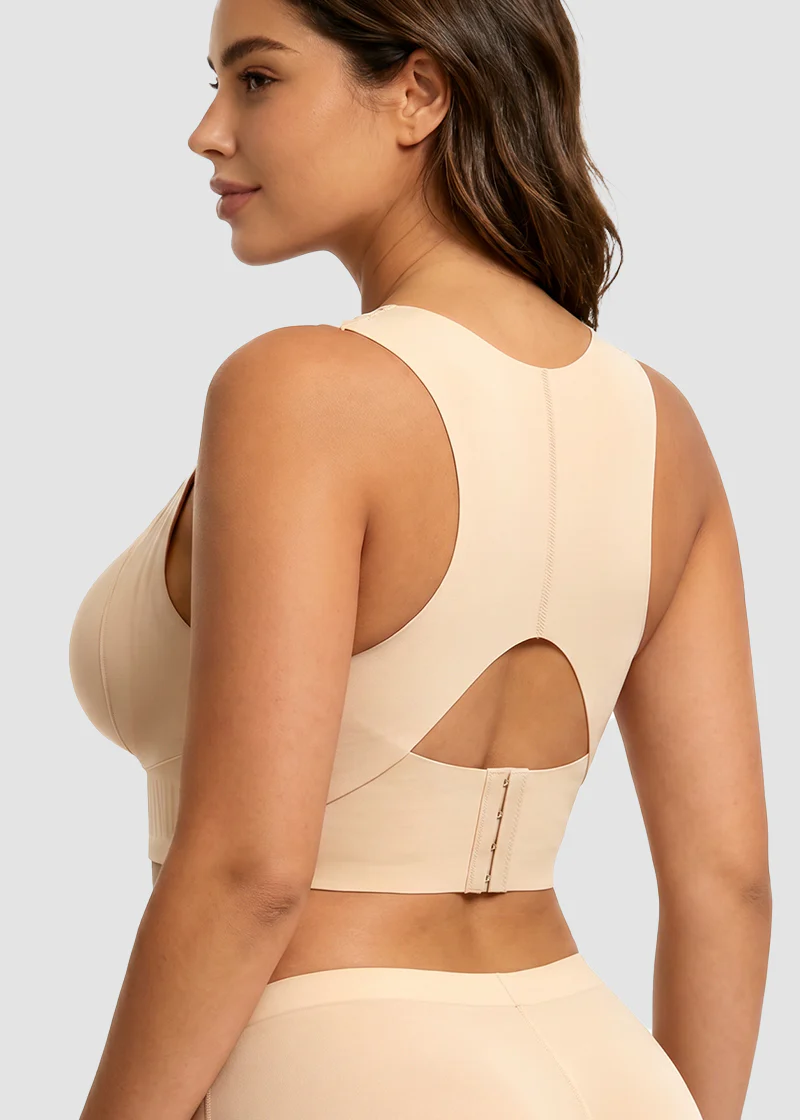 Vue de dos du soutien-gorge beige avec découpe dans le dos et fermeture à crochets, porté de profil. 3