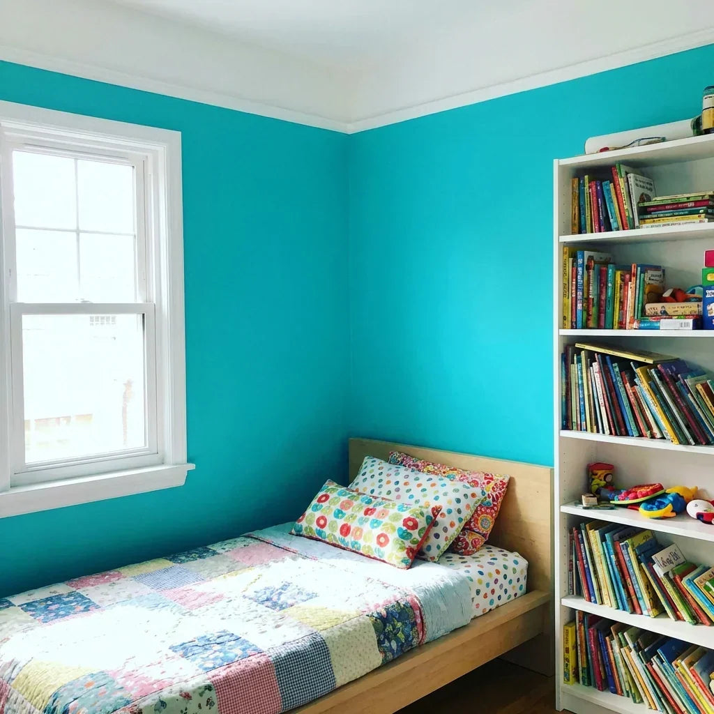 Chambre d'enfant aux murs turquoise avec encadrements blancs nets, lit en bois et bibliothèque pleine de livres 9