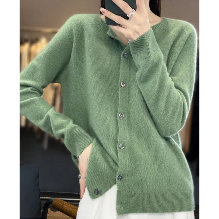 Cardigan vert sauge à col rond plus long et ample, porté par une femme prenant un selfie dans le miroir. 13