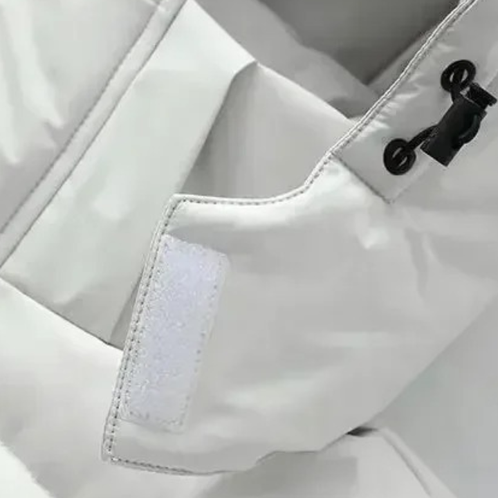 Gros plan sur la capuche blanche et son cordon de serrage noir, avec patte velcro 5