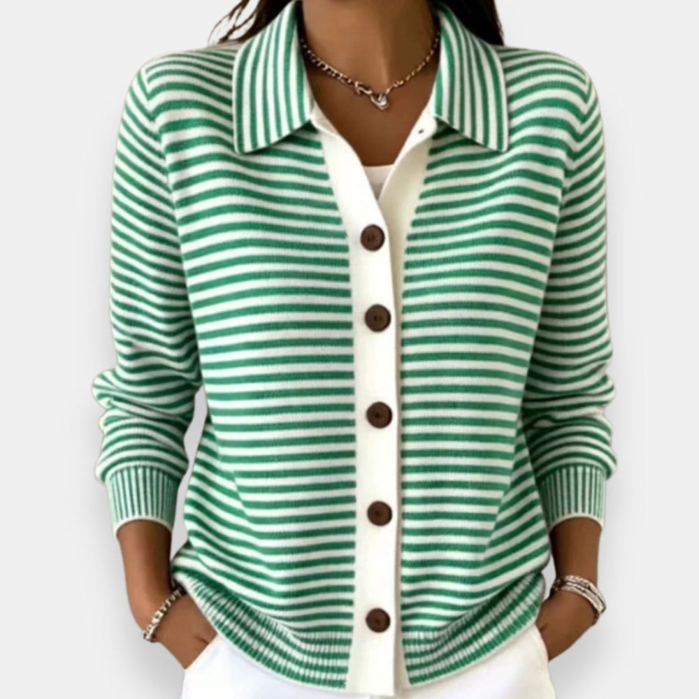 Gilet à rayures vertes et blanches porté par une femme, col chemise, boutons marron, bas et poignets côtelés. 2