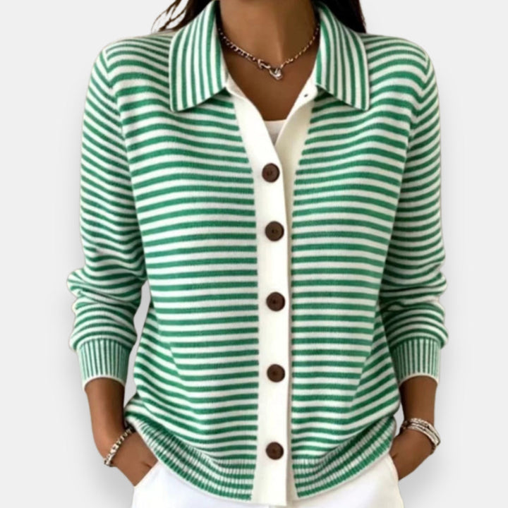Gilet à rayures vertes et blanches porté par une femme, col chemise, boutons marron, bas et poignets côtelés. 2