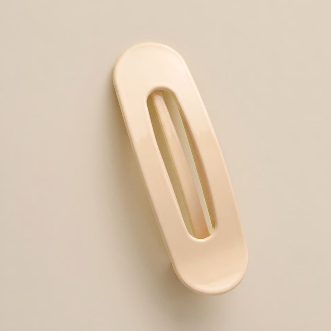 Barrette plate beige rosé brillante à fente centrale, vue de dessus sur fond neutre 7