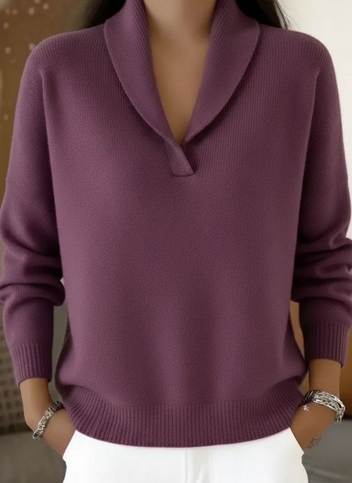 Pull en maille côtelée violet prune à col châle, porté par une femme, mains dans les poches d'un pantalon blanc. 5