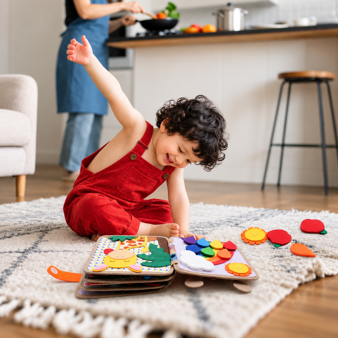 Tout-petit rieur en salopette rouge jouant sur un tapis avec le livre girafe ouvert et des pièces détachées 9