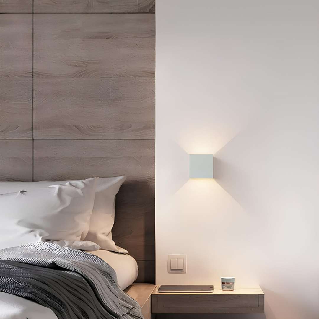 Applique cubique blanche allumée près d'une tête de lit en bois, au-dessus d'une table de chevet suspendue. 6
