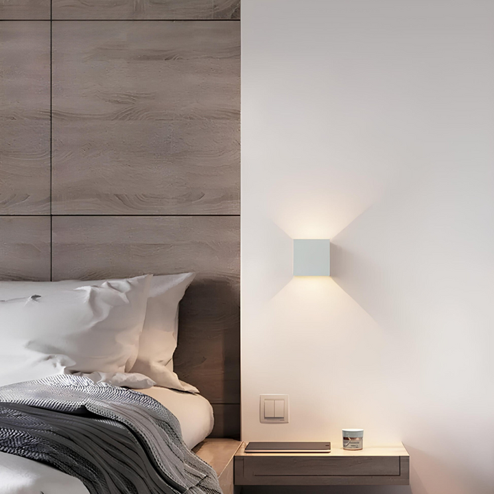 Applique cubique blanche allumée près d'une tête de lit en bois, au-dessus d'une table de chevet suspendue. 6