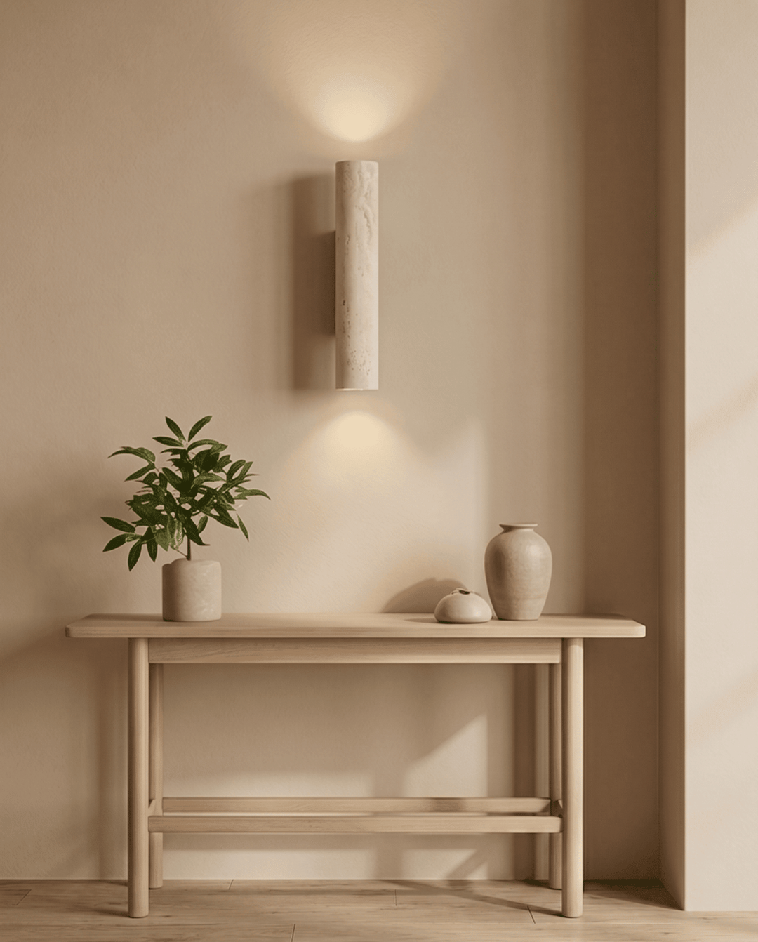 Ambiance d'entrée : applique allumée au-dessus d'une console en bois clair, plante verte et vases en céramique 8