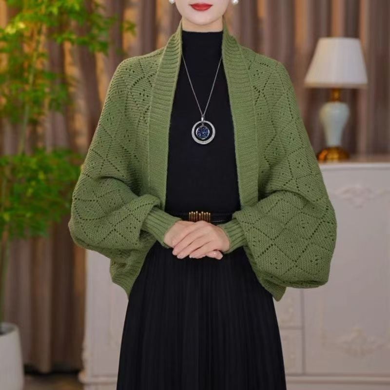 Cardigan ajouré vert olive porté par un mannequin sur un haut noir, manches amples à poignets côtelés 6