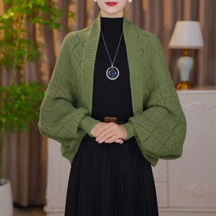Cardigan ajouré vert olive porté par un mannequin sur un haut noir, manches amples à poignets côtelés 6