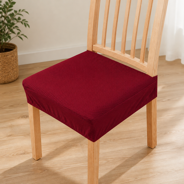 Housse d'assise rouge bordeaux Ă  texture alvĂ©olĂ©e sur une chaise en bois clair posĂ©e sur un parquet. 14