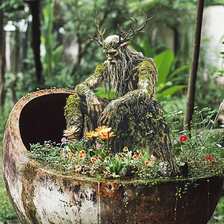 Tuteur de l'esprit des bois aux bois de cerf, assis dans une grande vasque rouillée garnie de petites fleurs orange et rouges. 7