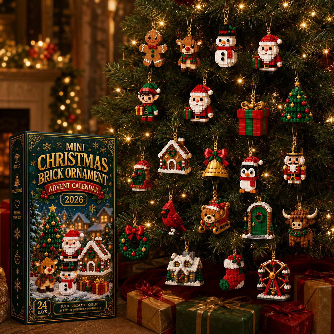Figurines en briques accrochĂ©es aux branches d'un grand sapin illuminĂ©, cadeaux au pied de l'arbre et boĩte du calendrier Ă  gauche. 5