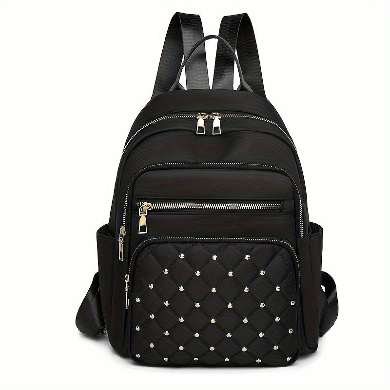 Sac à dos noir vu de face, poche matelassée ornée de petits clous dorés 1