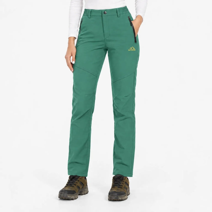 Pantalon vert sapin porté de face par une mannequin sur fond blanc 13