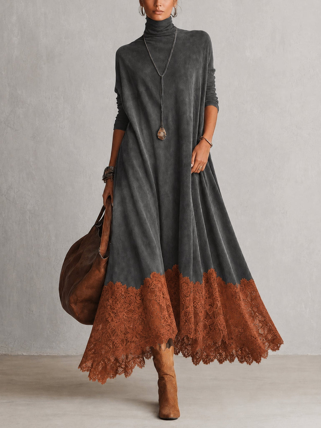 Robe grise portée de face, ourlet en dentelle couleur rouille, avec sac en cuir et bottes 5
