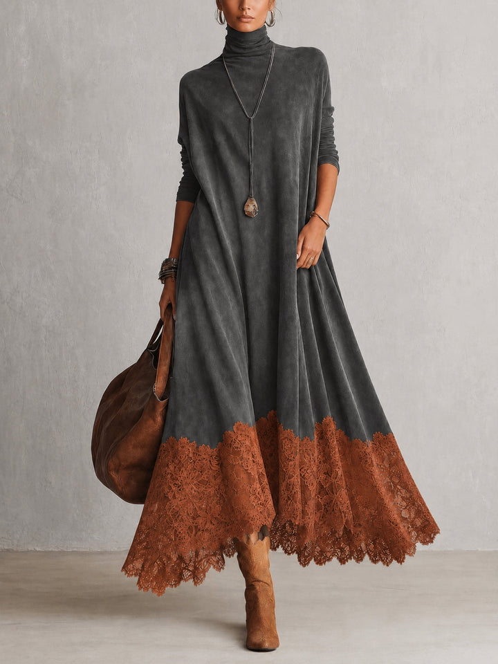 Robe grise portée de face, ourlet en dentelle couleur rouille, avec sac en cuir et bottes 5