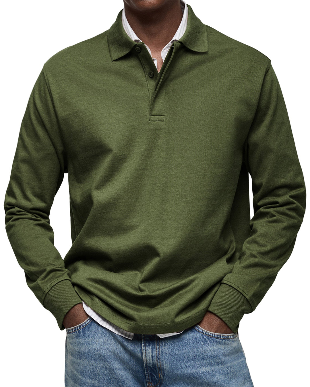 Polo à manches longues vert kaki porté par un homme, mains dans les poches, col boutonné, chemise rayée dessous et jean. 10