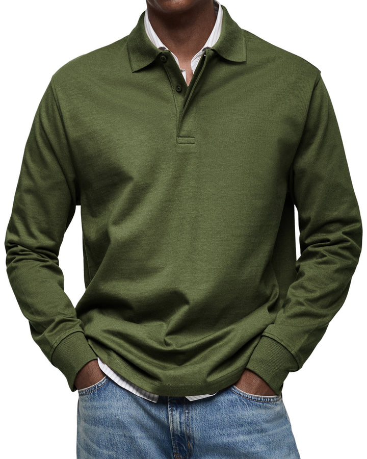 Polo à manches longues vert kaki porté par un homme, mains dans les poches, col boutonné, chemise rayée dessous et jean. 10