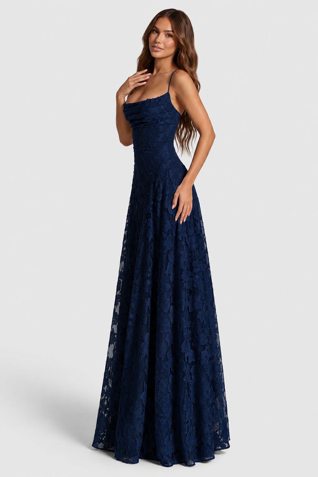 Robe bleu marine en dentelle florale vue de trois quarts, mannequin la main sur la poitrine, buste ajusté et jupe évasée. 13